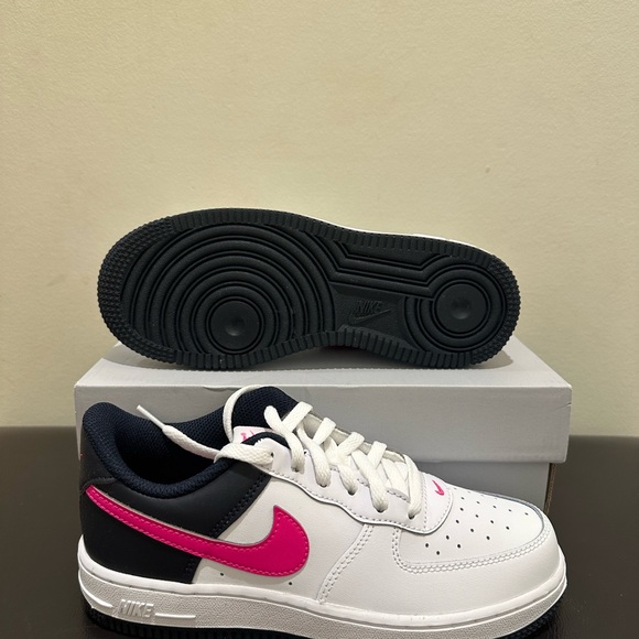 NIB Little Kid's Nike Force 1 White/Fierce Pink CZ1685 109 - Picture 4 of 7